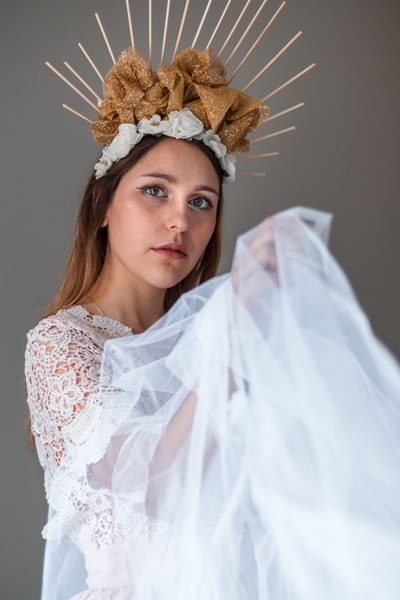 Wearing a white lace dress, wearing a brown lace with ms
